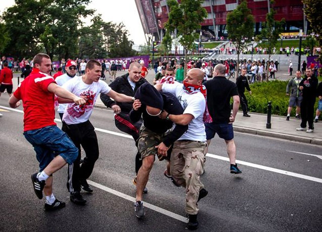 تصرفات المشجعين الروس في مارسيليا تتسبب في عقوبات لفريقهم